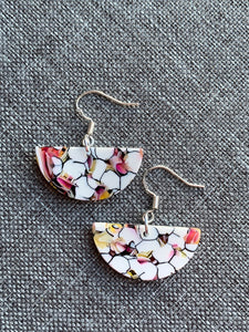 Boucles d’oreilles breloque marbrées blanches et rose orangées - Comme un ange