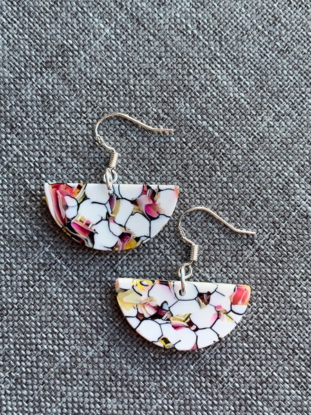 Boucles d’oreilles breloque marbrées blanches et rose orangées - Comme un ange