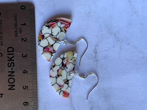 Boucles d’oreilles breloque marbrées blanches et rose orangées - Comme un ange