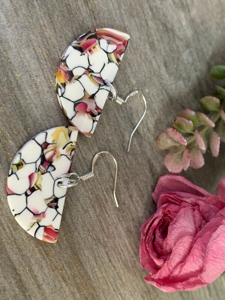 Boucles d’oreilles breloque marbrées blanches et rose orangées - Comme un ange