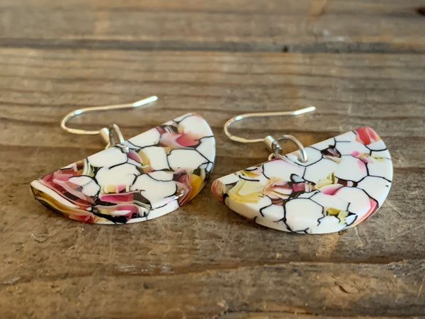 Boucles d’oreilles breloque marbrées blanches et rose orangées - Comme un ange