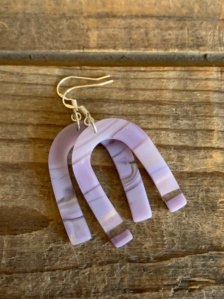Boucles d’oreilles breloque en u mauve sur crochet alliage de métaux argent Comme un ange