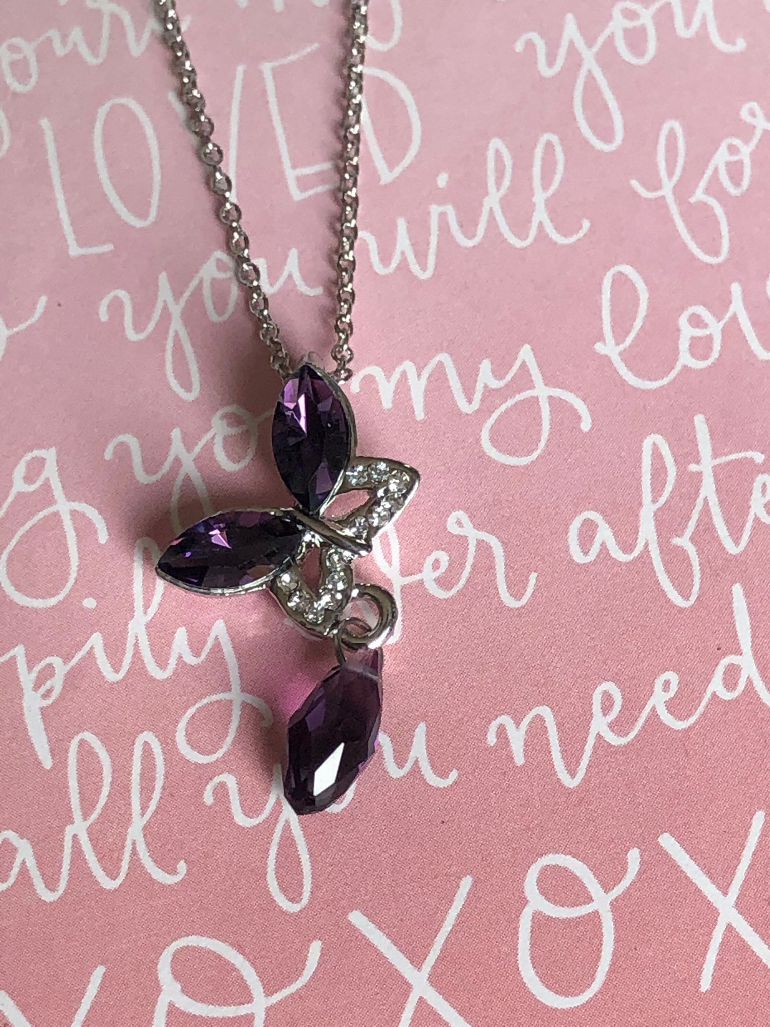 Collier papillon mauve Comme un ange