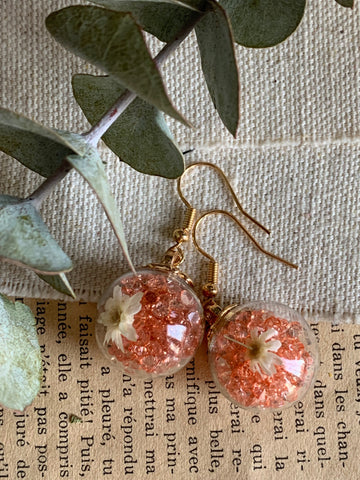 Boucles d’oreilles breloque boule de verre petit cristaux corail et fleur sur crochet alliage de métaux or Comme un ange