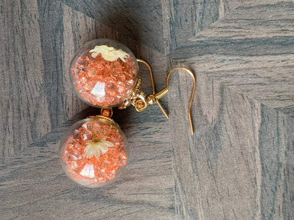 Boucles d’oreilles breloque boule de verre petit cristaux corail et fleur sur crochet alliage de métaux or Comme un ange