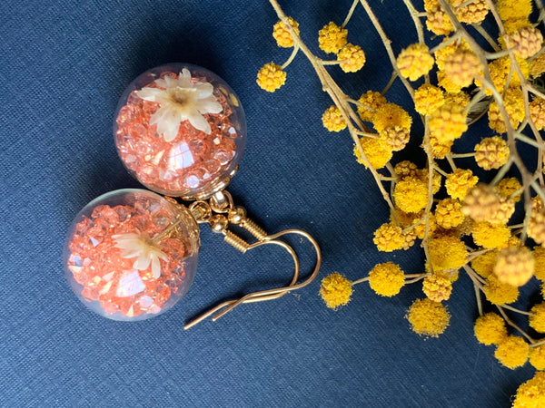 Boucles d’oreilles breloque boule de verre petit cristaux corail et fleur sur crochet alliage de métaux or Comme un ange