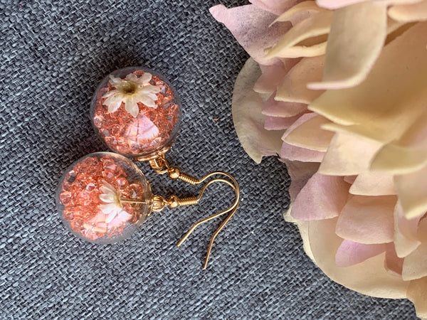 Boucles d’oreilles breloque boule de verre petit cristaux corail et fleur sur crochet alliage de métaux or Comme un ange