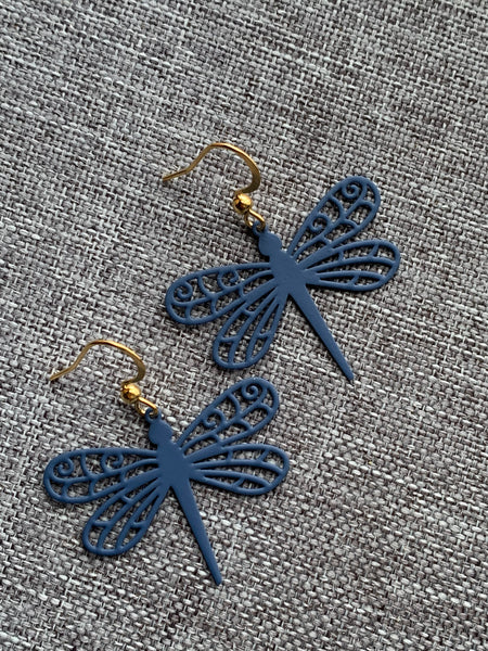 Boucles d’oreilles breloque libellule bleu sur crochet alliage de métaux couleur ton or