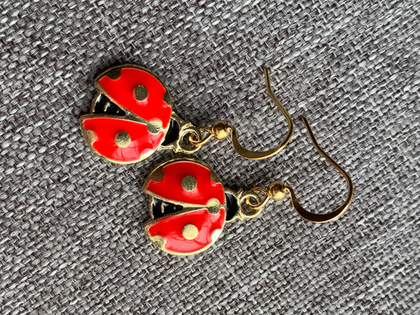 Boucles d’oreilles breloque coccinelle rouge et alliage métaux or Comme un ange