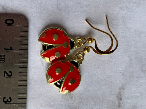 Boucles d’oreilles breloque coccinelle rouge et alliage métaux or Comme un ange