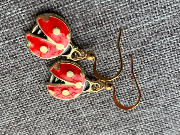 Boucles d’oreilles breloque coccinelle rouge et alliage métaux or Comme un ange