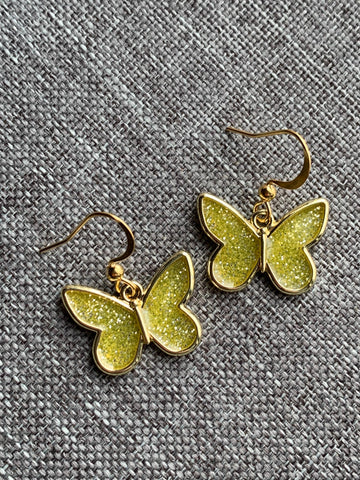 Boucles d’oreilles breloque papillon jaune brillant et alliage de métaux or Comme un ange