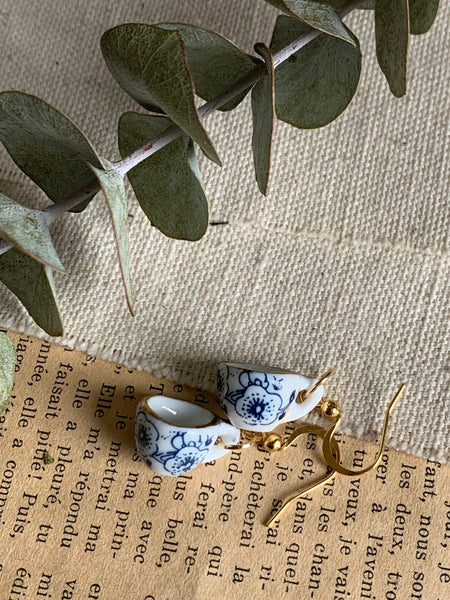 Boucles d’oreilles breloque tasse de thé avec motifs de dentelle bleu sur crochet alliage de métaux or cup of tea Comme un ange