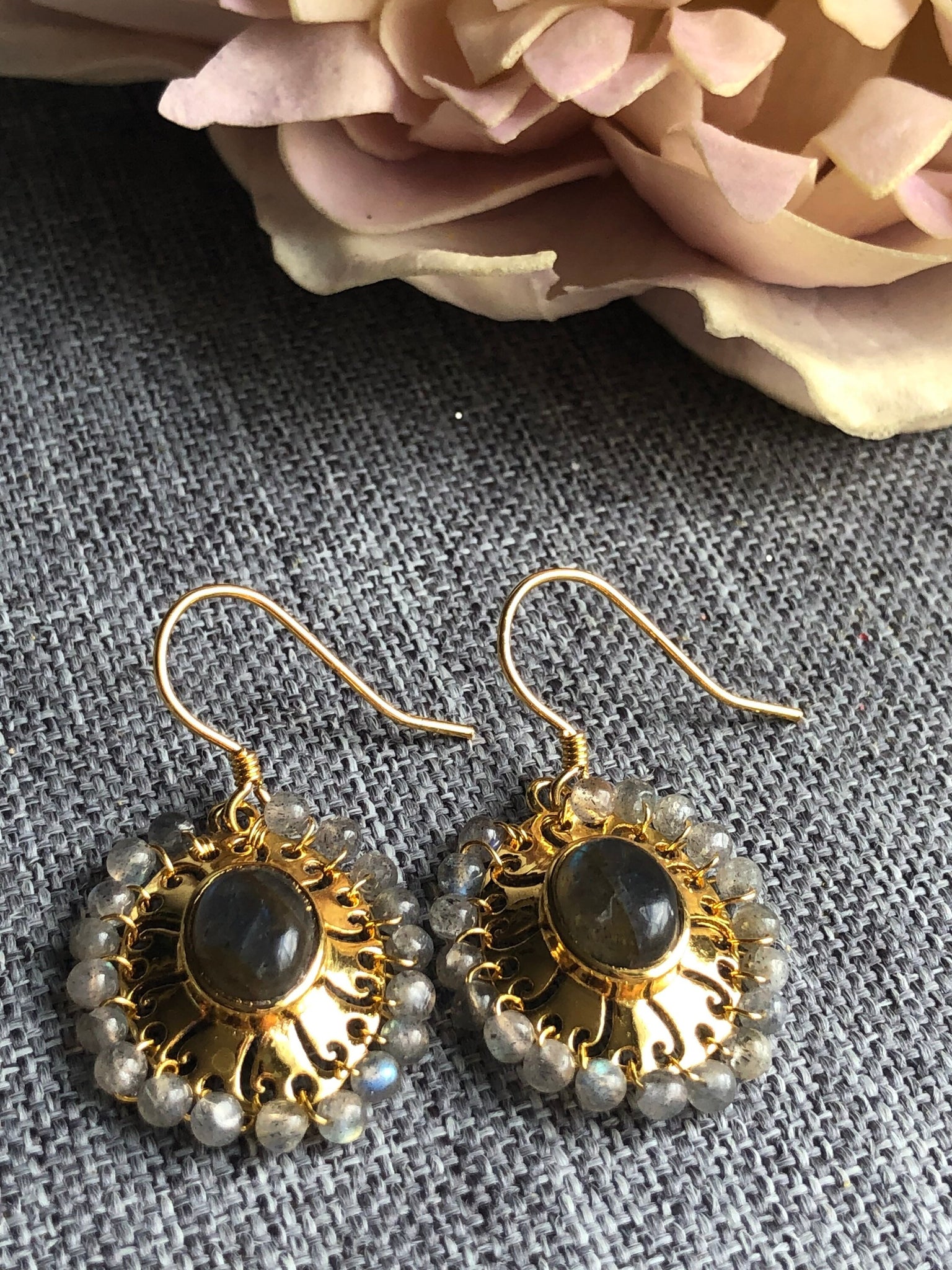 Délicate boucles d’oreilles perlées grises style boho vintage Comme un ange