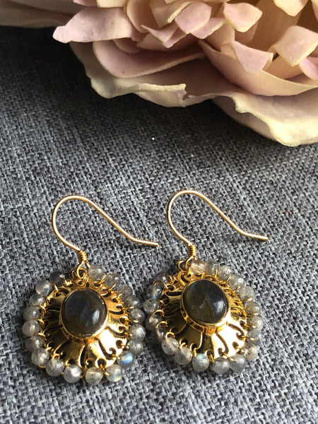 Délicate boucles d’oreilles perlées grises style boho vintage Comme un ange