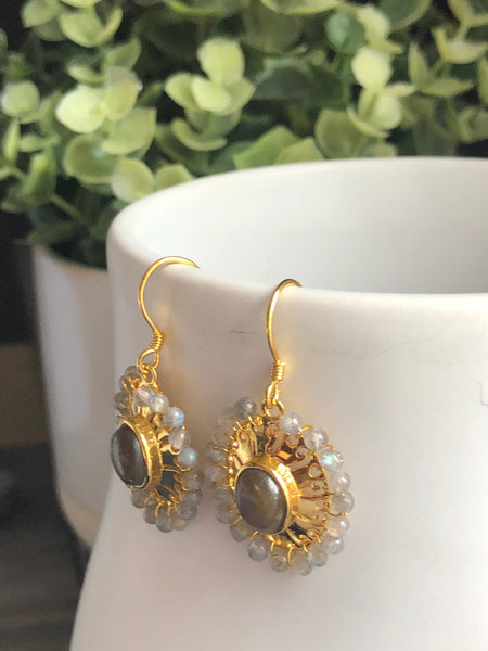 Délicate boucles d’oreilles perlées grises style boho vintage Comme un ange