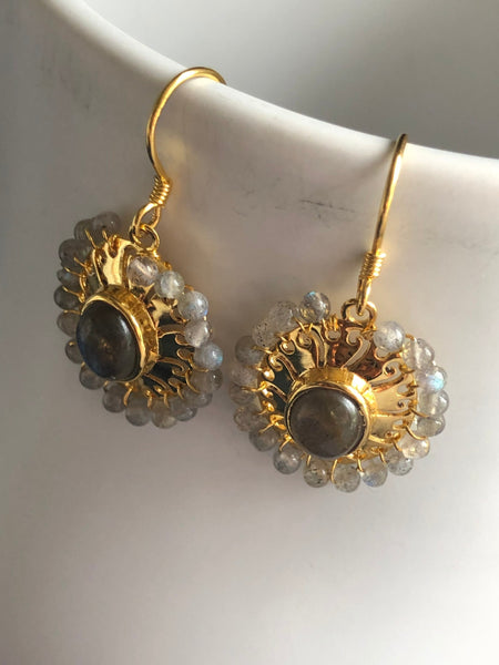 Délicate boucles d’oreilles perlées grises style boho vintage Comme un ange
