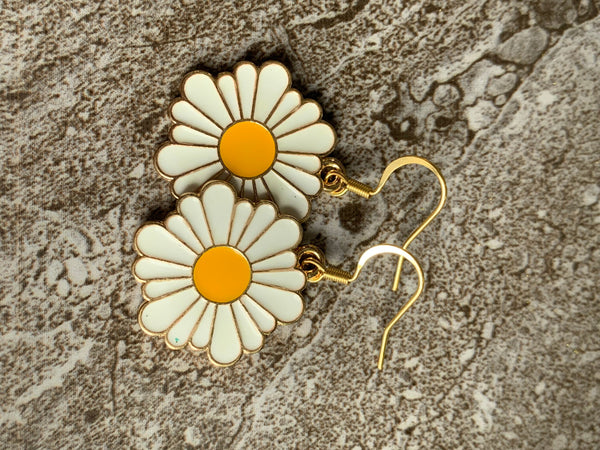 Boucles d’oreilles breloque fleur de marguerite blanche et jaune Comme un ange