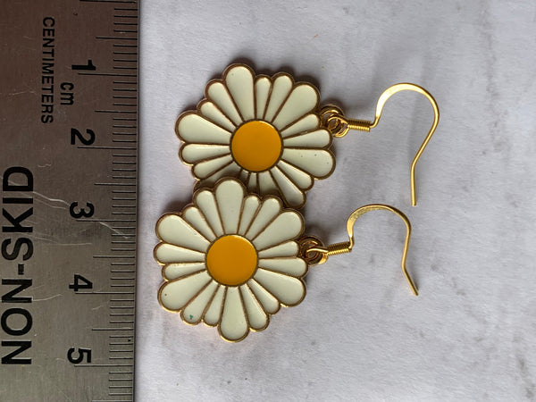 Boucles d’oreilles breloque fleur de marguerite blanche et jaune Comme un ange