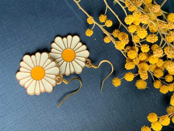 Boucles d’oreilles breloque fleur de marguerite blanche et jaune Comme un ange
