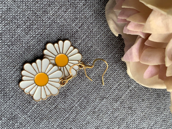 Boucles d’oreilles breloque fleur de marguerite blanche et jaune Comme un ange
