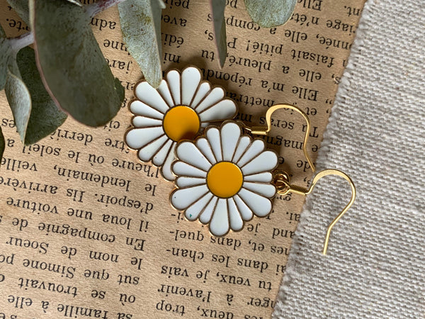 Boucles d’oreilles breloque fleur de marguerite blanche et jaune Comme un ange