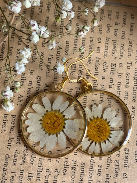 Boucles d’oreilles breloque breloque fleur de marguerite blanche sur crochet alliage de métaux or Comme un ange