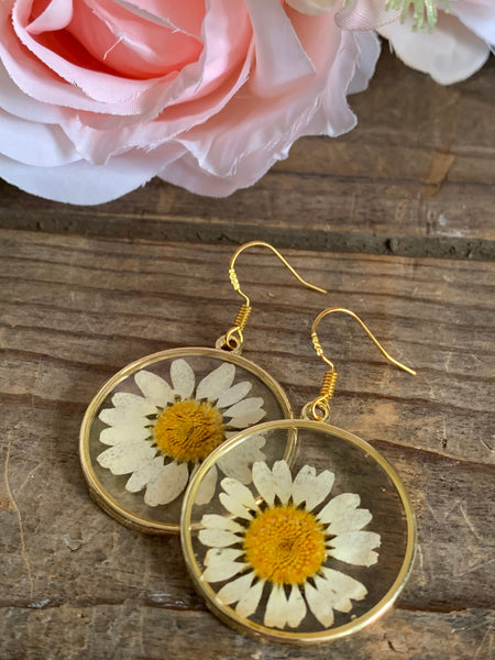 Boucles d’oreilles breloque breloque fleur de marguerite blanche sur crochet alliage de métaux or Comme un ange