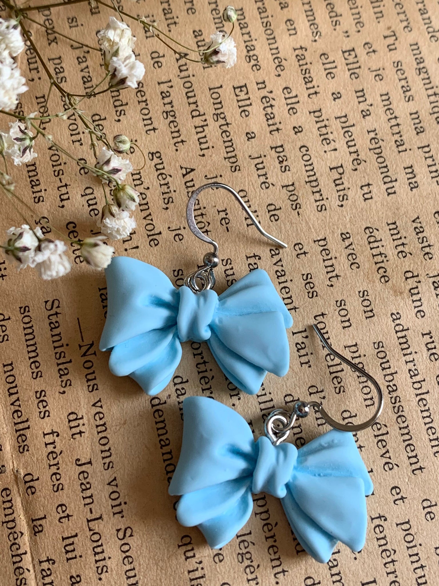 Boucles d’oreilles breloque boucles bleue sur crochet alliage de métaux argent Comme un ange