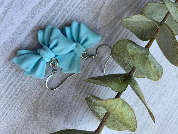 Boucles d’oreilles breloque boucles bleue sur crochet alliage de métaux argent Comme un ange
