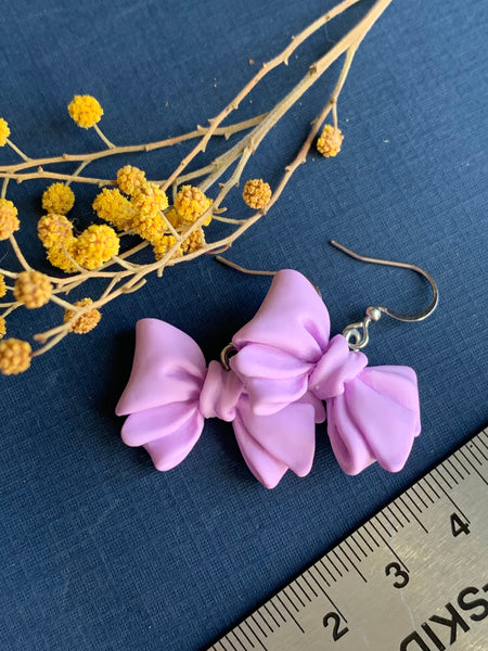 Boucles d’oreilles breloque boucles mauves Comme un ange