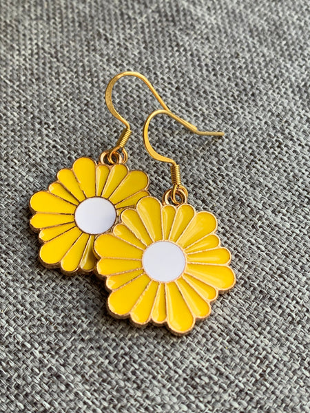 Boucles d’oreilles breloque fleur jaune sur crochet alliage de métaux or
