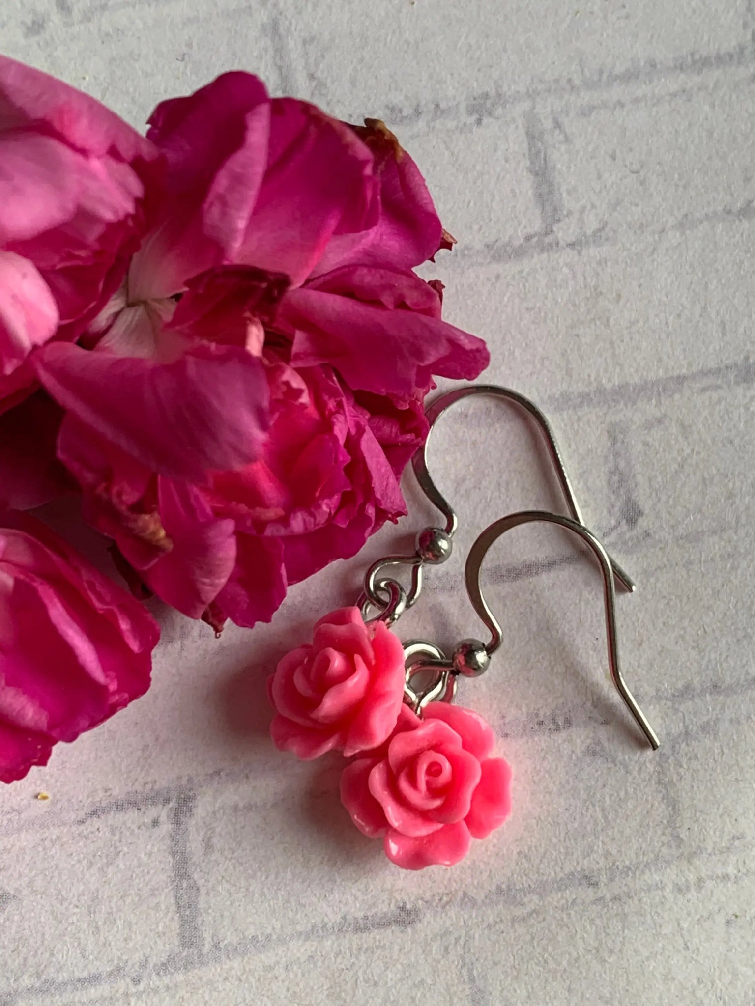 Boucles oreilles petite rose fuchsia rose Comme un ange