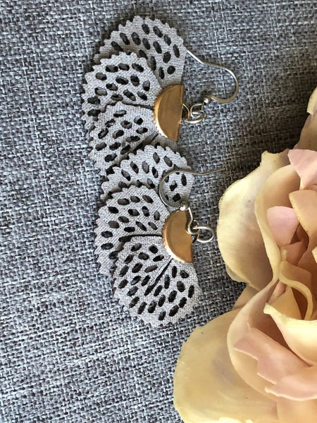 Boucles oreilles grises éventail Comme un ange