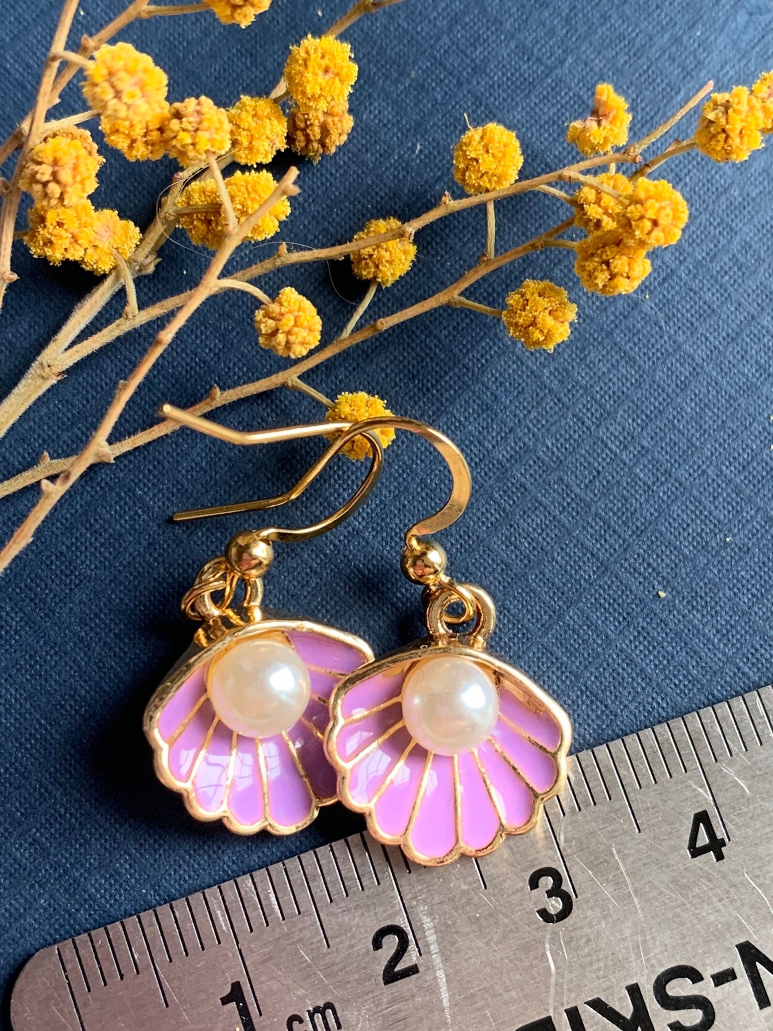 Boucles d’oreilles breloque coquillage mauve et perle blanche sur crochet alliage de métaux or Comme un ange