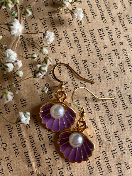 Boucles d’oreilles breloque coquillage mauve et perle blanche sur crochet alliage de métaux or Comme un ange