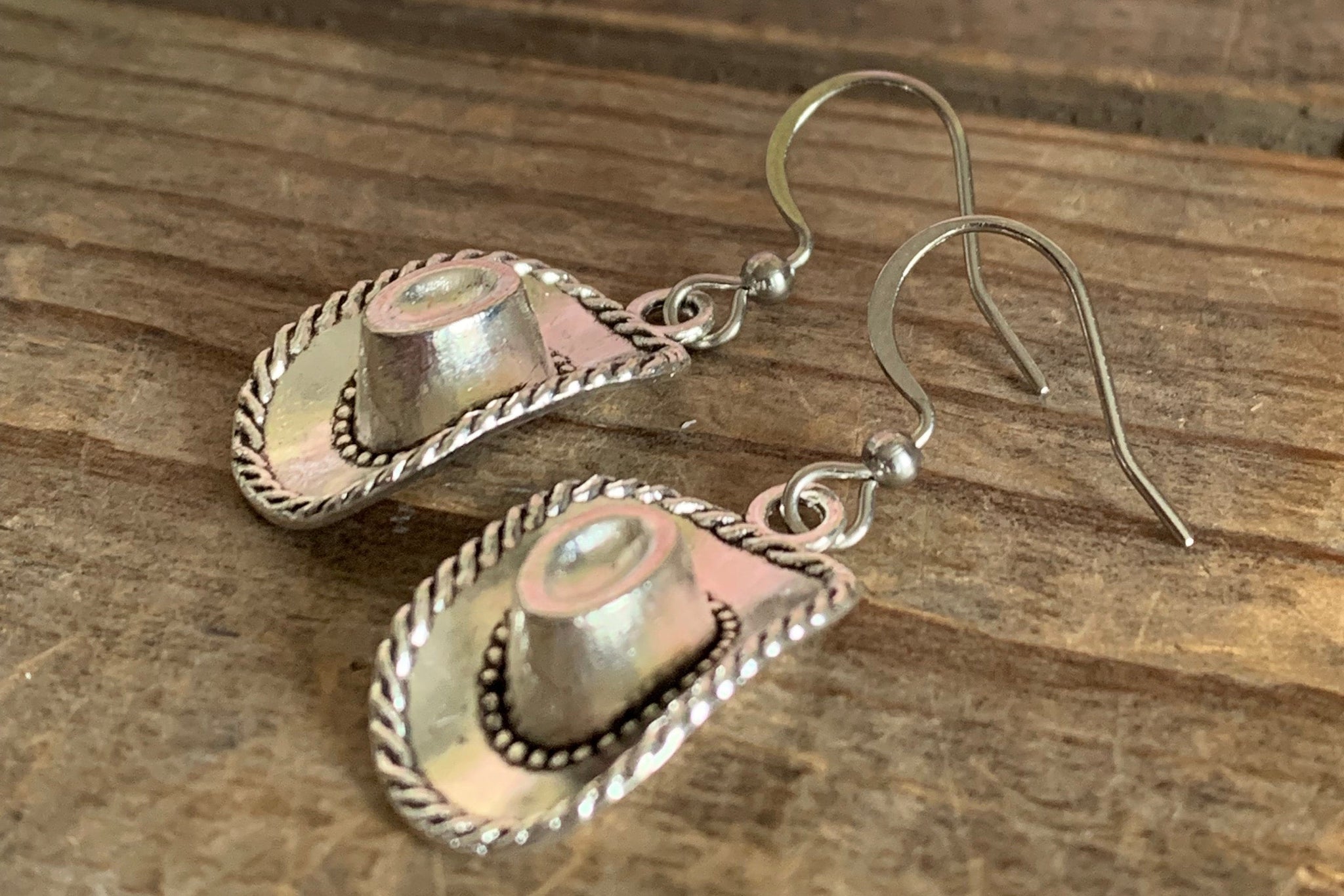 Boucles d’oreilles breloque chapeau de cow-boy western sur crochet alliage de métaux argent Comme un ange