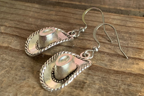 Boucles d’oreilles breloque chapeau de cow-boy western sur crochet alliage de métaux argent Comme un ange
