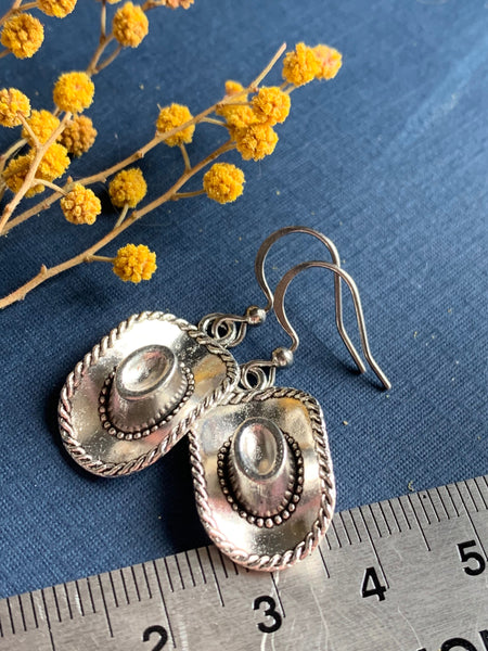 Boucles d’oreilles breloque chapeau de cow-boy western sur crochet alliage de métaux argent Comme un ange