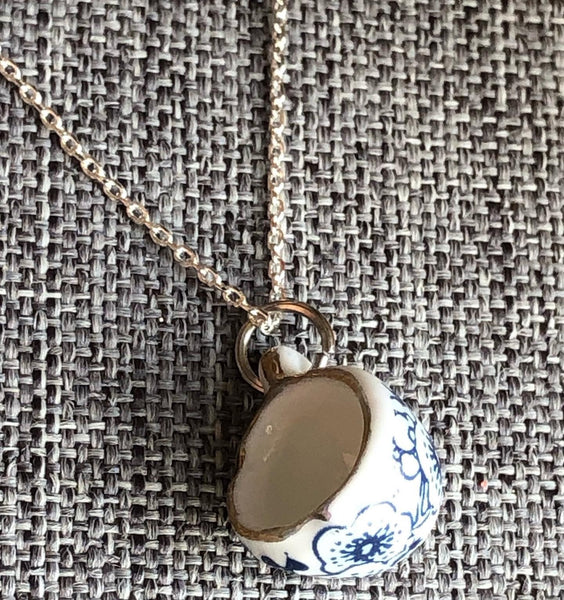 Collier pendentif breloque tasse porcelaine blanc et bleu Comme un ange
