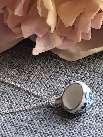 Collier pendentif breloque tasse porcelaine blanc et bleu Comme un ange
