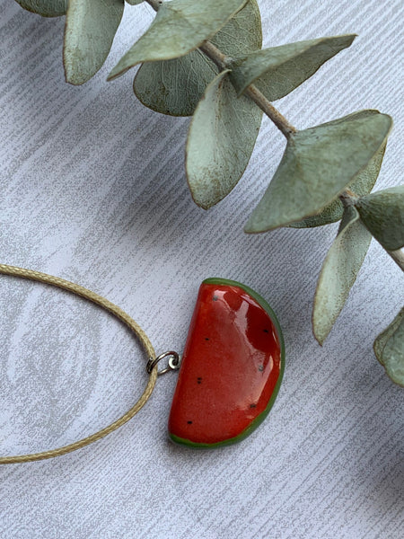 Collier breloque en céramique tranche de melon d’eau rouge et vert sur cidre beige Comme un ange