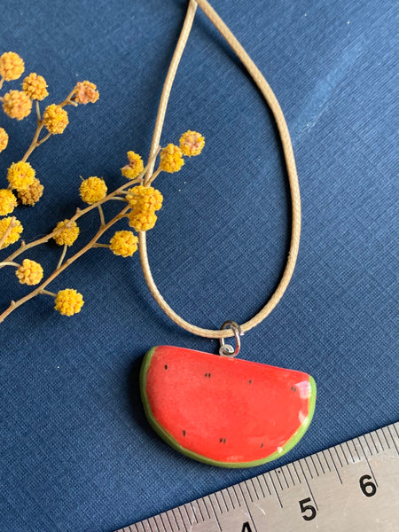 Collier breloque en céramique tranche de melon d’eau rouge et vert sur cidre beige Comme un ange