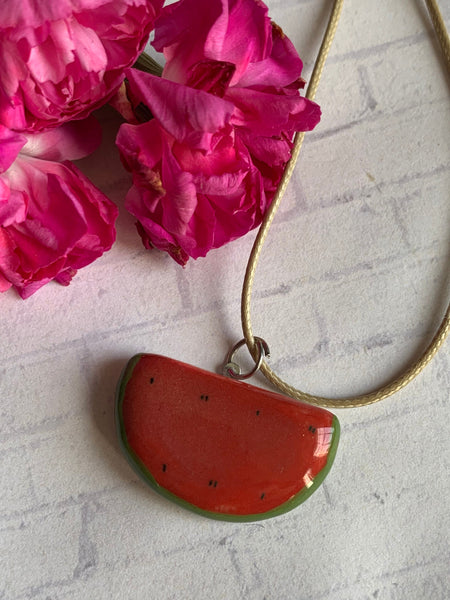 Collier breloque en céramique tranche de melon d’eau rouge et vert sur cidre beige Comme un ange