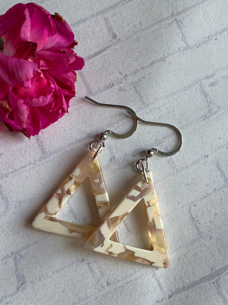 Boucles d’oreilles breloque triangle en résine crème et violet sur crochet alliage de métaux argent Comme un ange