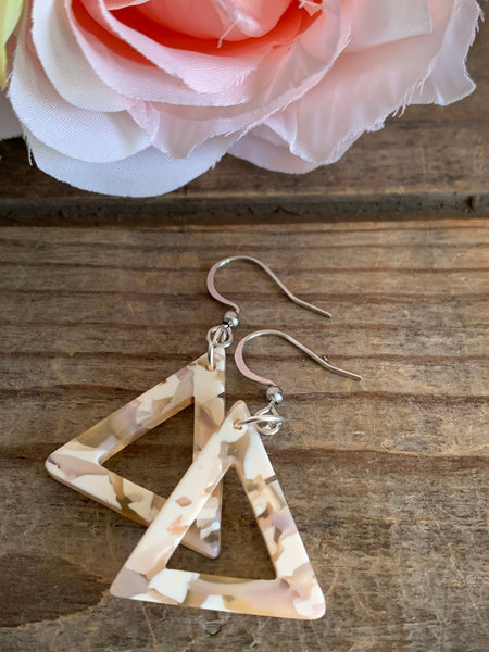 Boucles d’oreilles breloque triangle en résine crème et violet sur crochet alliage de métaux argent Comme un ange