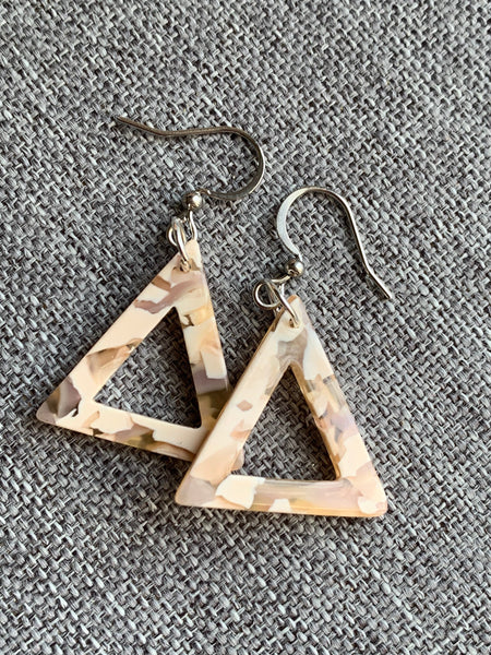 Boucles d’oreilles breloque triangle en résine crème et violet sur crochet alliage de métaux argent Comme un ange