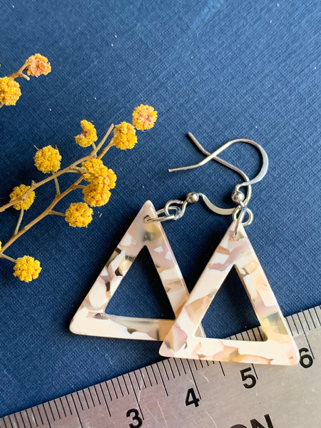 Boucles d’oreilles breloque triangle en résine crème et violet sur crochet alliage de métaux argent Comme un ange