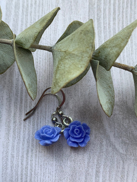 Boucles d’oreilles breloque fleur bleue mauve sur crochet alliage de métaux argent Comme un ange