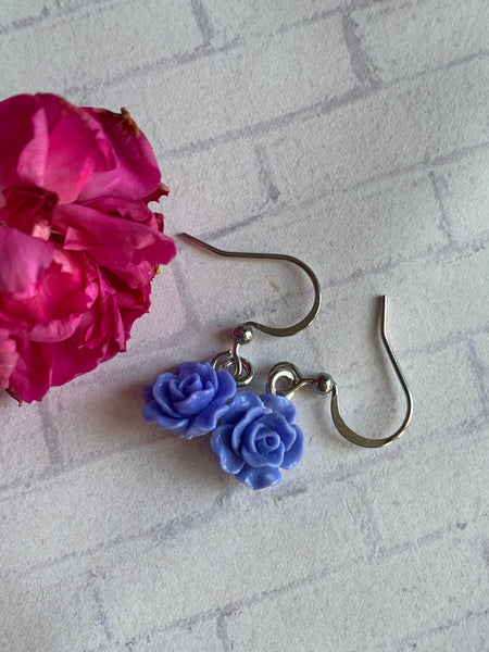 Boucles d’oreilles breloque fleur bleue mauve sur crochet alliage de métaux argent Comme un ange